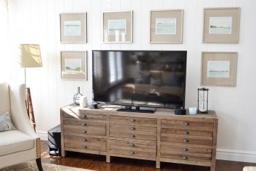 Полка для телевизора на стену (295+ Фото): Нюансы оформления (навесная, угловая, стеклянная)