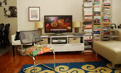 Полка для телевизора на стену (295+ Фото): Нюансы оформления (навесная, угловая, стеклянная)