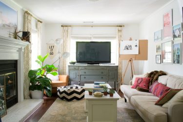 Полка для телевизора на стену (295+ Фото): Нюансы оформления (навесная, угловая, стеклянная)