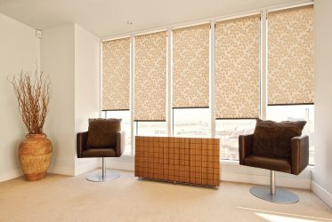 Рольшторы на пластиковые и деревянные окна: Как выбрать и повесить? 220+ (Фото) в Интерьере кухни, спальни, балкона