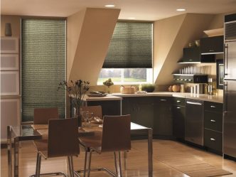 Рольшторы на пластиковые и деревянные окна: Как выбрать и повесить? 220+ (Фото) в Интерьере кухни, спальни, балкона