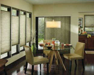 Рольшторы на пластиковые и деревянные окна: Как выбрать и повесить? 220+ (Фото) в Интерьере кухни, спальни, балкона