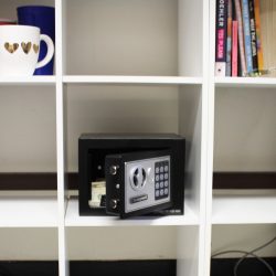 Сейфы в интерьере дома или квартиры (маленькие, несгораемые, встроенные). Как выбрать? На что обратить внимание?