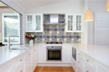 Стеклянные фартуки, скинали для кухни – Подборка идей и гид по стилю (140+ Фото)