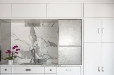 Стеклянные фартуки, скинали для кухни – Подборка идей и гид по стилю (140+ Фото)