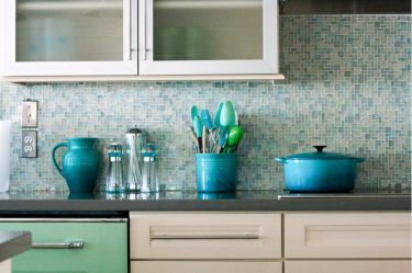 Стеклянные фартуки, скинали для кухни – Подборка идей и гид по стилю (140+ Фото)