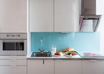 Стеклянные фартуки, скинали для кухни – Подборка идей и гид по стилю (140+ Фото)