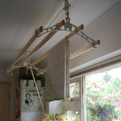 85+ Фото Приспособлений для Сушки белья на балконе своими руками: Вешалка, Лианы, Веревки. Какой Вариант выбрать?