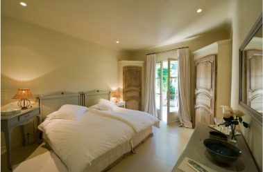 Угловой Шкаф-купе в современную спальню: от маленьких до больших. Каким может быть его наполнение?