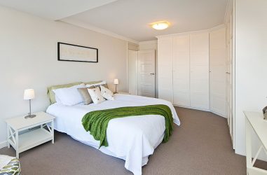 Угловой Шкаф-купе в современную спальню: от маленьких до больших. Каким может быть его наполнение?