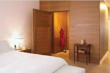 Угловой Шкаф-купе в современную спальню: от маленьких до больших. Каким может быть его наполнение?