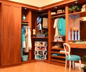 Угловой Шкаф-купе в современную спальню: от маленьких до больших. Каким может быть его наполнение?