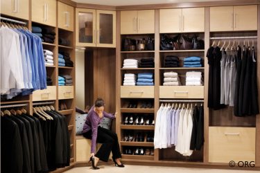 Угловой Шкаф-купе в современную спальню: от маленьких до больших. Каким может быть его наполнение?