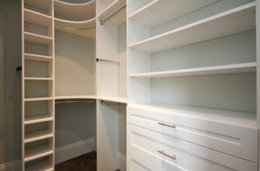 Угловой Шкаф-купе в современную спальню: от маленьких до больших. Каким может быть его наполнение?