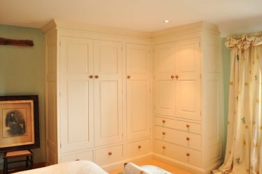 Угловой Шкаф-купе в современную спальню: от маленьких до больших. Каким может быть его наполнение?