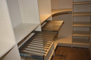 Угловой Шкаф-купе в современную спальню: от маленьких до больших. Каким может быть его наполнение?