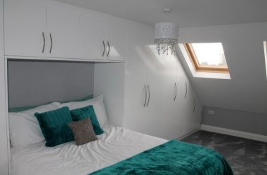 Угловой Шкаф-купе в современную спальню: от маленьких до больших. Каким может быть его наполнение?