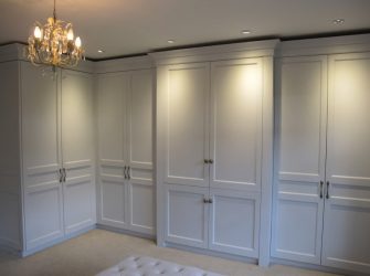 Угловой Шкаф-купе в современную спальню: от маленьких до больших. Каким может быть его наполнение?