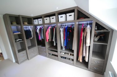 Угловой Шкаф-купе в современную спальню: от маленьких до больших. Каким может быть его наполнение?