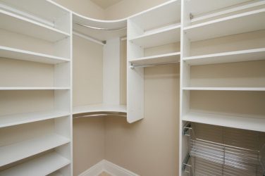 Угловой Шкаф-купе в современную спальню: от маленьких до больших. Каким может быть его наполнение?