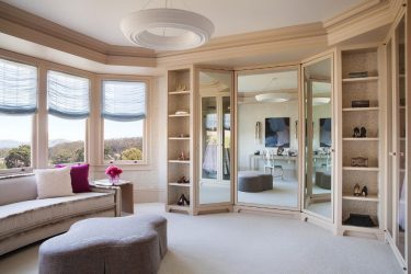 Угловой Шкаф-купе в современную спальню: от маленьких до больших. Каким может быть его наполнение?