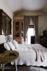 Угловой Шкаф-купе в современную спальню: от маленьких до больших. Каким может быть его наполнение?