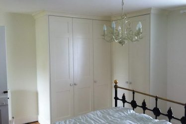 Угловой Шкаф-купе в современную спальню: от маленьких до больших. Каким может быть его наполнение?