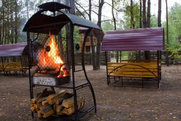 Зона Барбекю на даче: Как обустроить площадку с беседкой, мангалом и грилем? (180+Фото)