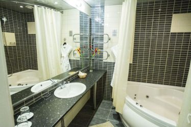 Особенности дизайна ванны с джакузи в интерьере дома и квартиры (120+Фото). Доступная роскошь с пользой для здоровья. Что нужно знать?