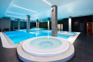 Особенности дизайна ванны с джакузи в интерьере дома и квартиры (120+Фото). Доступная роскошь с пользой для здоровья. Что нужно знать?