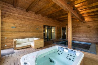 Особенности дизайна ванны с джакузи в интерьере дома и квартиры (120+Фото). Доступная роскошь с пользой для здоровья. Что нужно знать?