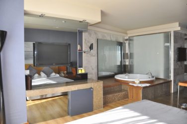 Особенности дизайна ванны с джакузи в интерьере дома и квартиры (120+Фото). Доступная роскошь с пользой для здоровья. Что нужно знать?