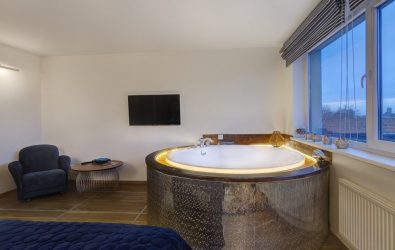 Особенности дизайна ванны с джакузи в интерьере дома и квартиры (120+Фото). Доступная роскошь с пользой для здоровья. Что нужно знать?