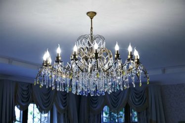 Хрустальные люстры в интерьере гостиной и спальни. Создаем красивое освещение: 150+Фото (потолочные, подвесные, классические)