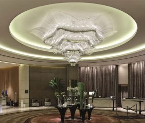 Хрустальные люстры в интерьере гостиной и спальни. Создаем красивое освещение: 150+Фото (потолочные, подвесные, классические)