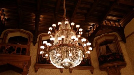 Хрустальные люстры в интерьере гостиной и спальни. Создаем красивое освещение: 150+Фото (потолочные, подвесные, классические)