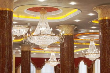 Хрустальные люстры в интерьере гостиной и спальни. Создаем красивое освещение: 150+Фото (потолочные, подвесные, классические)