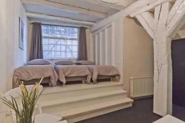 Кровать подиум в квартире: 205+ (Фото) Идей и рекомендаций для интерьера (с ящиками, с выдвижной кроватью, в нише)