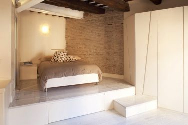 Кровать подиум в квартире: 205+ (Фото) Идей и рекомендаций для интерьера (с ящиками, с выдвижной кроватью, в нише)