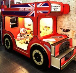 Кровать в виде машины для мальчиков и девочек: Как добавить изюминки в детскую комнату. (85+Фото). Особенности использования в интерьере