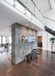 Ламинат в интерьере на стене спальни, гостиной, прихожей и балкона + 100 ФОТО. Делаем модный акцент в интерьере!