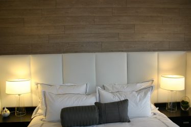 Ламинат в интерьере на стене спальни, гостиной, прихожей и балкона + 100 ФОТО. Делаем модный акцент в интерьере!