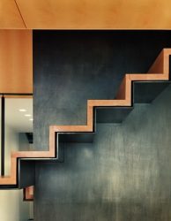 Лестница на второй этаж в частном доме. 290+ Фото Вариантов (деревянные, металлические, бетонные)