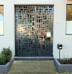 Современная входная металлическая дверь в дом. От выбора дизайна до отделки + 175 ФОТО