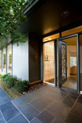 Современная входная металлическая дверь в дом. От выбора дизайна до отделки + 175 ФОТО