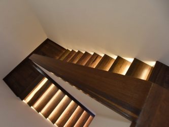 Отделка лестницы в частном доме: Самые популярные идеи (ламинатом, плиткой, камнем). Выбыраем только практичные и надежные материалы (160+ Фото)