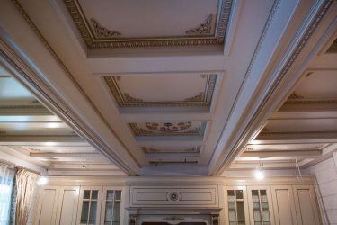 Потолочный плинтус: Как выбрать и приклеить?180+ (Фото) Дизайнов для разных потолков