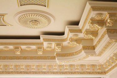 Потолочный плинтус: Как выбрать и приклеить?180+ (Фото) Дизайнов для разных потолков