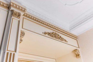 Потолочный плинтус: Как выбрать и приклеить?180+ (Фото) Дизайнов для разных потолков