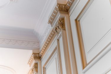 Потолочный плинтус: Как выбрать и приклеить?180+ (Фото) Дизайнов для разных потолков